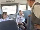 Dos colegialas se follan al conductor del autobus